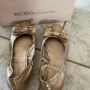 BCBG generation gold flats